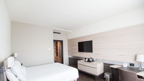 ホテル⼤競争、宿泊費が⾼い インバウンド回復で拍⾞