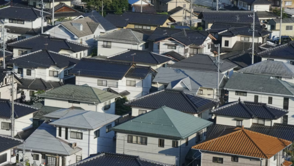 住宅着⼯、資材⾼で10年ぶり低⽔準 ⼈件費上昇も影響