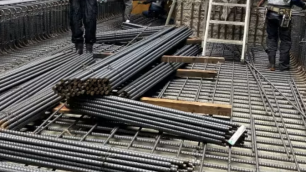 建築費、⼈⼿不⾜で上昇 資材⾼は⼀服東京11⽉、マンションなど軒並み最⾼